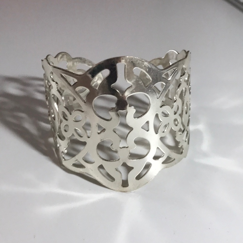 🌷Silver tone cuff bracelet🌷
